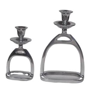 Les bougeoirs en métal sont des éléments décoratifs intemporels qui enrichissent tout environnement de beauté, de chaleur et de sophistication. - Product Image 3