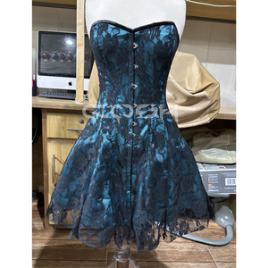 Robe bustier mini élégante en satin bleu ciel avec superposition de dentelle noire, fabriquée par [Nom du fabricant] - Product Image 6