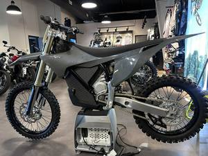 Motocicleta de Motocross Nueva DEAL Performance 2024 STARK VARG Lista para Enviar a Todo el Mundo - Product Image 4