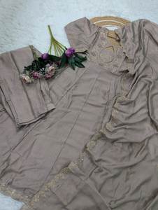 Conjunto de Kurti y Pantalón de Seda Pura Estilo Anarkali con Bordado Elaborado y Diseño Elegante del Sur de Asia, con Dupatta - Product Image 3