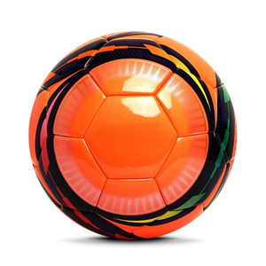Ballon de football d'entraînement orange imperméable avec revêtement en PU pour les séances scolaires par tous les temps ou l'utilisation en entraînement de club professionnel - Product Image 2