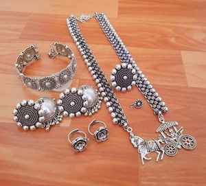 Combo de bijoux oxydé traditionnel indien pour femmes collier, boucles d'oreilles, bracelets, bagues, épingle au nez pour vêtements ethniques et de fête - Product Image 2