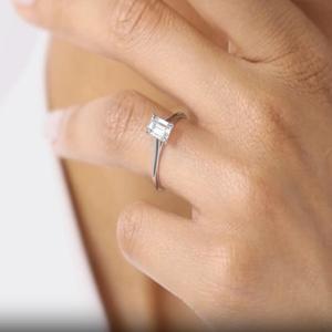 Anillo de compromiso de oro blanco sólido de 14K, corte esmeralda, Diamante cultivado en laboratorio, certificado IGI, anillo de promesa 5x7, joyería creada en laboratorio - Product Image 4