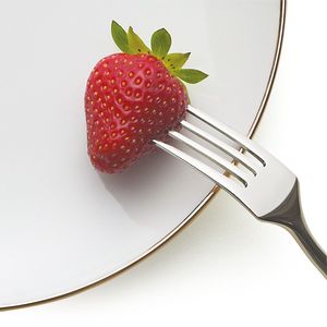 Dinner Set 18 Pcs Round White Plates Gold Rim Durable Modern Luxury Ceramic and Gold Round Wedding Gold by Excelsa - Product Image 5