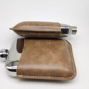 กระเป๋าหนังสำหรับขวดเหล้าทรงแบนสี่เหลี่ยมขนาด 6 ออนซ์ พร้อมขวดไม้สีน้ำตาลดำสุดหรูสำหรับขายส่ง วอดก้า วิสกี้ - Product Image 5