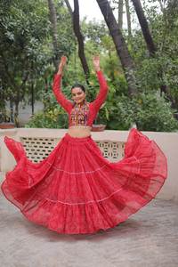 ชุดเสื้อชินอน lehenga แบบดั้งเดิมดีไซเนอร์พร้อมเสื้อคลุมแบบมีรอยจีบสำหรับงานปาร์ตี้งานบอลลีวู้ด - Product Image 5