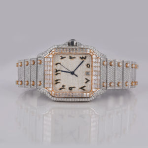 Impresionante Reloj con Diamantes Moissanite Redondos Completamente Engastados, Esfera Clásica con Fecha y Números Arábigos en Oro Blanco - Product Image 1