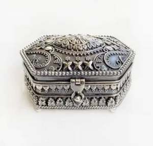 Boîte à bijoux de luxe décorative en métal de la meilleure qualité pour la décoration intérieure et l'article de cadeau dans un design élégant - Product Image 6