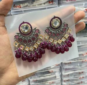 INDIO ÚLTIMO TRADICIONAL KUNDAN CHAPADO EN ORO ALTO CON DISEÑADOR DE PERLAS HERMOSO JUEGO DE PENDIENTES KUNDAN FANCY PARA MUJERES Y NIÑAS - Product Image 5