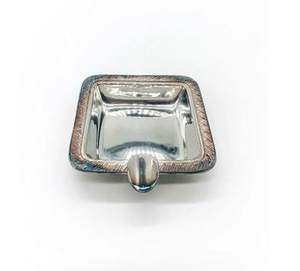 Ensemble solide de qualité supérieure de 2 cendriers carrés en métal argenté avec un design moderne pour les bars à domicile, les restaurants et les accessoires pour fumeurs de bureau - Product Image 3