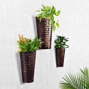 Vase à fleurs en fer artisanal de style côtier fait à la main avec finition or brillant pour le style intérieur et événementiel - Product Image 1