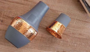 Botella de dormitorio de cobre puro de alta calidad con vidrio incorporado Embalaje Premium Vasos de plástico hechos en la India - Product Image 4