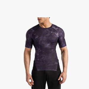 เสื้อยืดกีฬาผู้ชายแบบรัดรูป โพลีเอสเตอร์คุณภาพสูง สำหรับออกกำลังกาย วิ่ง และเล่นกีฬาอื่นๆ รับผลิตตามสั่งขายส่ง - Product Image 1
