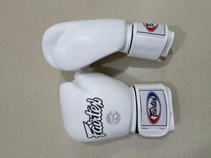 นวมชกมวย Fairtex สีขาวแบบกำหนดเอง หนังแท้ น้ำหนักเบา กันน้ำ แบบผูกเชือก สำหรับฝึกซ้อมและแข่งขัน MMA มวยไทย - Product Image 5