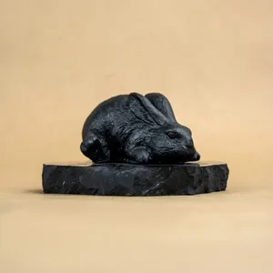 Figura de conejo de shungita - Product Image 2