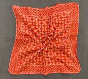 Bandana en coton élégant à imprimé en blocs colorés fait à la main - Product Image 2