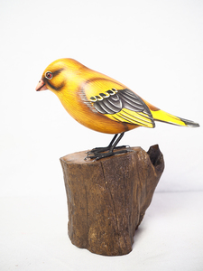 Chardonneret américain Figurine en bois massif écologique Couleur oiseau véritable 15cm Décoration de table Jardin et maison - Product Image 5