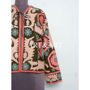 Veste matelassée en velours Suzani faite à la main, style vintage, brodée, manteau bohème, veste en coton écologique pour femmes, artisanat distinctif - Product Image 2