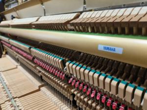 Piano Vertical Yamaha W102bw de Calidad Japonesa, 88 Teclas, Rendimiento Profesional, Sonido Potente y Claro, Estilo Clásico, Listo para el Escenario - Product Image 6