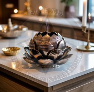 Porte-encens Lotus métallique brillant Maison et cadeau de luxe - Product Image 1
