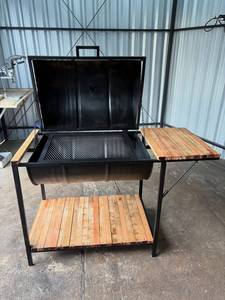 Parrilla Portátil de Carbón Económica con Estantes de Madera - Product Image 1