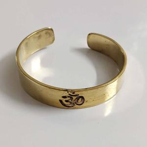 Venta al por mayor de brazaletes de latón a la moda para mujer, estampado de ohmios con piedras de diamantes perlados, fabricante indio, precio de exportación - Product Image 4