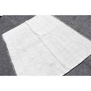 Alfombra Vintage de 5.6x4.8 pies, Alfombra Turca, Alfombra de Lana con Estampado Animal en Blanco y Gris - Product Image 2