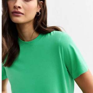 Vêtements pour femmes T-shirt à la mode à manches courtes pour femmes en gros - Product Image 2