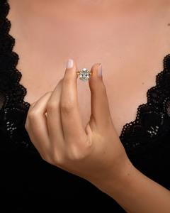 แหวนหมั้นเพชรทรงรี 5.20 กะรัต เพชรเพาะเลี้ยงในห้องปฏิบัติการ ดีไซน์วงแหวนล้อมเพชรแบบซ่อน ตัวเรือนทองคำขาว 18K รับรองโดย IGI หรูหรา - Product Image 2