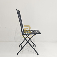 Chaise pliante en fer noir avec dossier arqué gothique pour la location de mobilier de mariage et d'événements