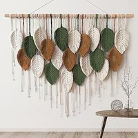 Magnifique suspension murale en macramé de bambou à motif géométrique pour une décoration intérieure bohème et écologique, idéale pour les fêtes de Noël et les objets décoratifs en céramique.