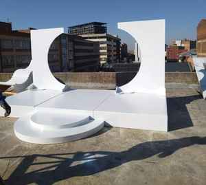 Plateforme portable de scène de mariage blanche DreamLike pour les fêtes Matériau bois métal - Product Image 1