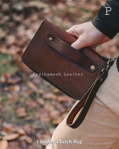 Lleno de grano lleva tu estilo esencial con el elegante bolso de mano de cuero plegable sobre el embrague de cuero que ofrece practicidad a ambos estilos - Product Image 6