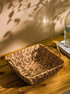 Diseño de bandeja tejida de jacinto de agua tejida a mano, bandeja organizadora rectangular hecha a mano para pan, aperitivos y frutas - Product Image 3