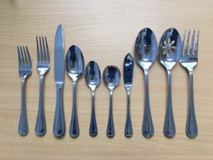 Ensemble de couverts en acier inoxydable martelé moderne et unique, cuillères et fourchettes argentées pour les fêtes par Khanh Dang - Product Image 5