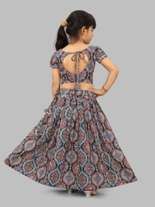Lehenga Choli de Poliéster Negro con Estampado Floral Ajrakh para Niñas |   Traje Tradicional Étnico para Niños, Completamente Cosido, para Bodas y Fiestas - Product Image 4