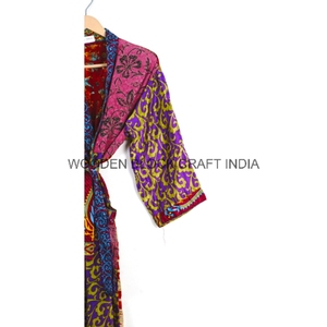 Kimono en satin de soie vintage élégant et magnifique pour femme, fait main, imprimé patchwork indien, col en V, confortable, longue chemise de nuit avec cordon de serrage - Product Image 3