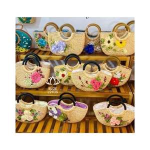 ARTÍCULO EXCEPCIONAL Bolso de Mano Hecho a Mano con Asa de Jacinto de Agua y Diseño de Loto Azul de Vietnam, Venta al por Mayor - Product Image 1