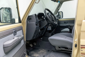 Casi Nuevo, Precio Accesible, 2025 Beige TY - Land Cruiserz 76 Hardtop 2.8L 4WD Diésel SUV con Pantalla Táctil, Listo para Enviar - Product Image 3