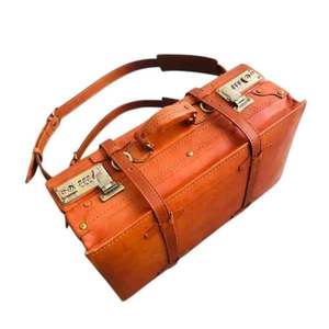 Maleta de Viaje Exclusiva Hecha a Mano en Cuero de Grano Completo con Forro de Tartán Vintage y Cierres Dobles Seguros de Indonesia - Product Image 2