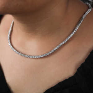 Elegante Collar de plata de ley 925 con diamantes redondos de moissanita perfecto para compromisos y aniversarios - Product Image 2