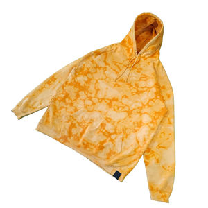 Sweat-shirt à capuche unisexe tendance tie-dye aux nuances d'orange, avec capuche et poche, idéal pour une livraison et un expédition rapides - Product Image 4