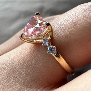 Bague de fiançailles en diamant de laboratoire de forme cœur de couleur rose certifiée en or 14 carats, bague à cinq pierres pour cadeau de mariage à bas prix - Product Image 3