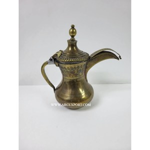 Dallah en métal arabe en laiton avec un design unique gravé pour l'utilisation de service de café et de thé sur la table de restaurant d'hôtel - Product Image 6