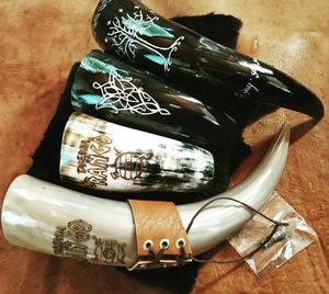 Tasse de style viking avec corne à boire polie à la main - Product Image 2