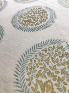 Tissu en coton imprimé à la main, motif traditionnel indien Arbre de Vie Buti, tons olive et turquoise - Product Image 3