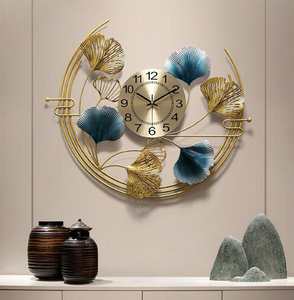 Horloge murale abstraite moderne en feuille de ginkgo avec accents en métal doré et bleu pour un salon de luxe. - Product Image 1