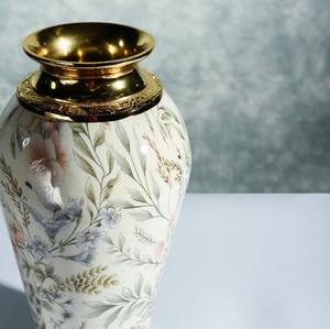 Venta al por mayor jarrón de mesa de metal con flores blancas pintadas para la decoración del hogar y acento decorativo que proporciona un aspecto lujoso en el hogar - Product Image 6