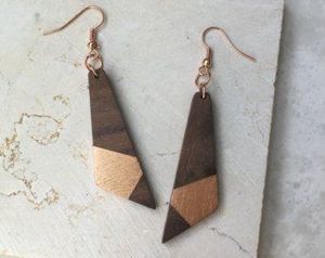 Boucles d'oreilles en forme de cœur en résine noire et blanche, en forme de cœur, en forme de feuille d'or carrée, ronde et géométrique, en résine de bois. - Product Image 3