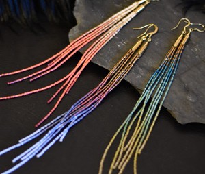 Magnifiques boucles d'oreilles longues bohèmes à franges perlées faites à la main / Boucles d'oreilles à franges perlées colorées faites à la main - Product Image 1